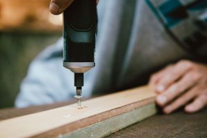 Những ứng dụng của tô vít điện cầm tay mini công nghiệp