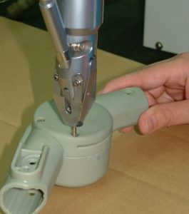 Ứng dụng robot bắn vít tự động công nghiệp