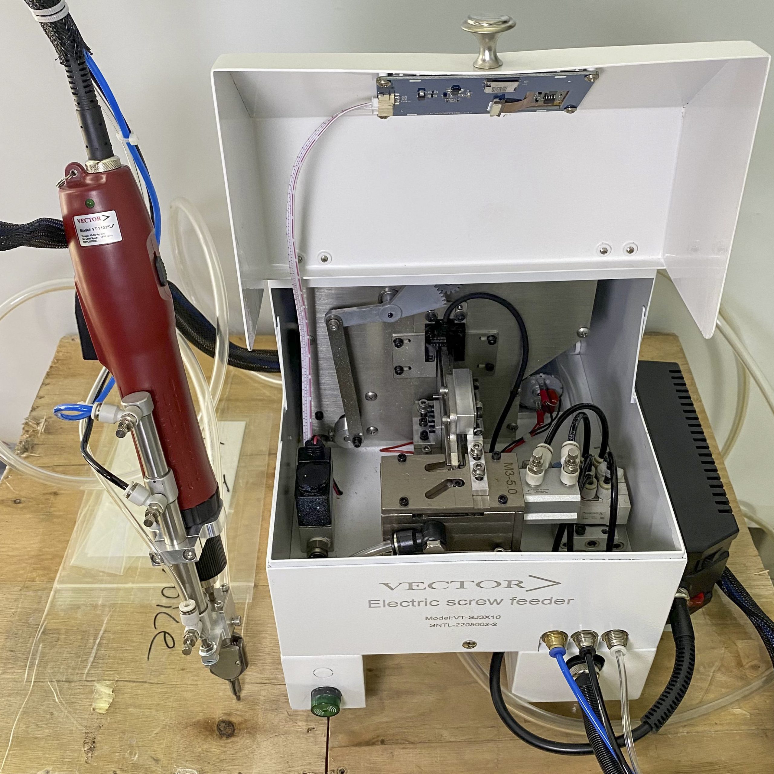 Ứng dụng robot bắn vít tự động có lợi ích gì trong nền công nghiệp?